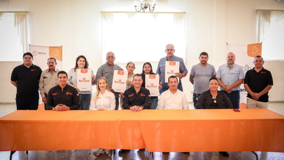 Entregan escrituras en El Carmen para garantizar el patrimonio de las familias.