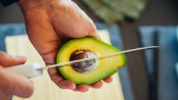 Sufren alemanes con el aguacate: Reportan 80 heridos por no saber cortarlo