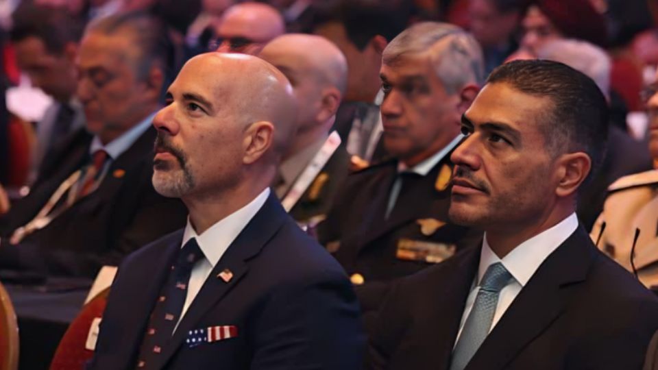 Terry Cole (izq.) y Omar García Harfuch en Buenos Aires.