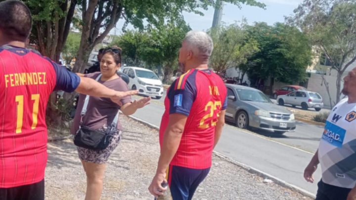 Hombre queda inconsciente tras agresión en partido de futbol, en Monterrey