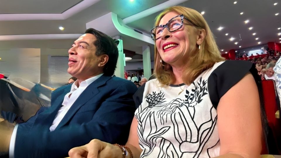 Tatiana Clouthier, aspirante a la Coordinación de la Defensa de la Transformación en Nuevo León, junto a Mario Delgado, secretario de Educación Pública.