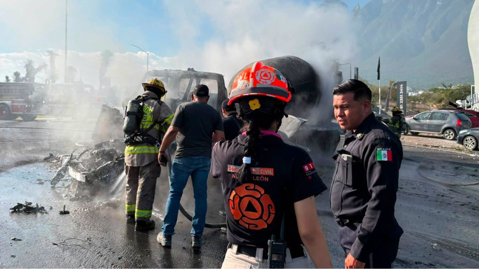 Autoridades frente a camión y automóvil afectados por accidente | Protección Civil de Nuevo León