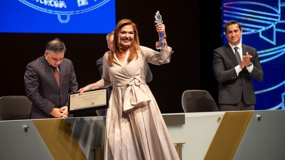 Reconoce UANL a Laura Córdova por su excelencia profesional