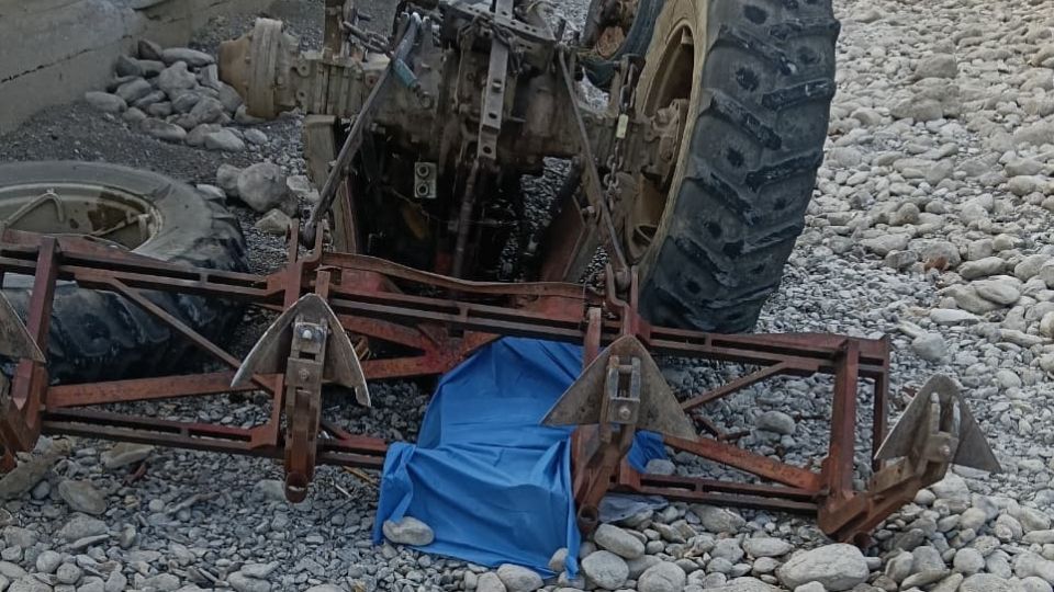 Muere tras caer con tractor desde un puente en Montemorelos