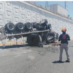 Vuelca tráiler con rollos de acerco en la carretera Miguel Alemán