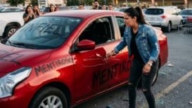 ¡Le dejó un 'recuerdito'! Regia destruye y raya auto de su ex en plaza de Monterrey