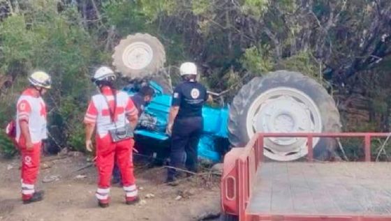 Muere campesino al volcar su tractor en ejido de Linares