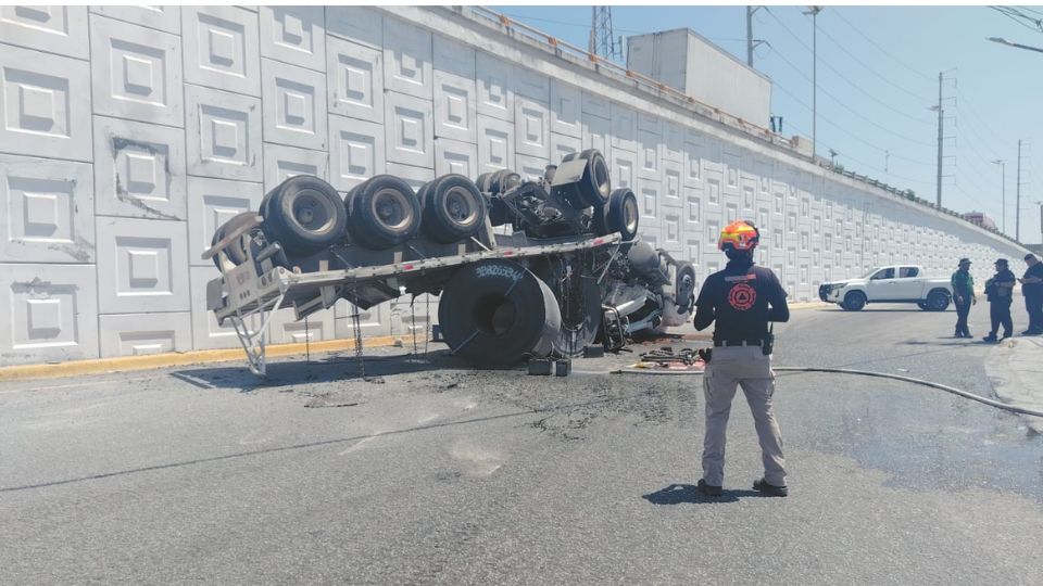 Tráiler volcado en la carretera a Miguel Alemán