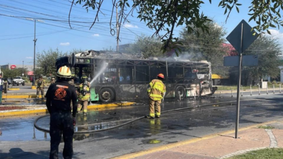 Unidad de Transmetro incendiada.