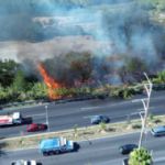 Se incendia el lecho del río Santa Catarina; cierran uno de los carriles exprés