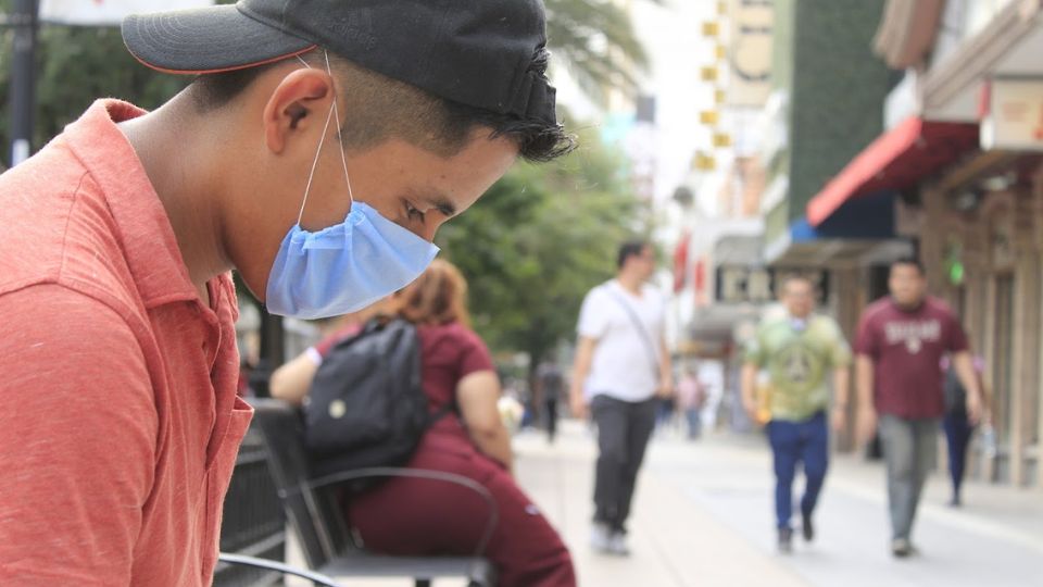 Persona con cubrebocas en Monterrey