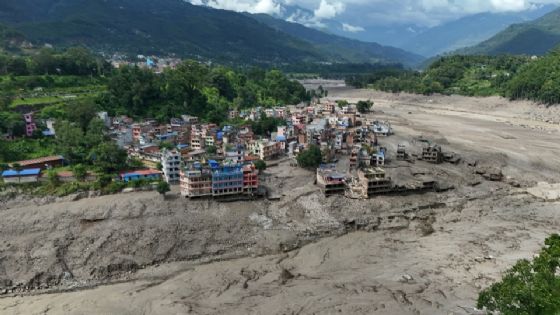 Suman 160 muertos y más de 700 desaparecidos tras riada en Nepal