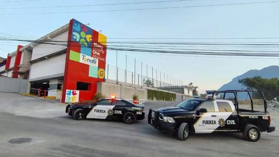 Autoridades en el Colegio Tonallí en Monterrey