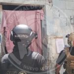 Detienen a hombre y le aseguran droga tras cateo en Monterrey