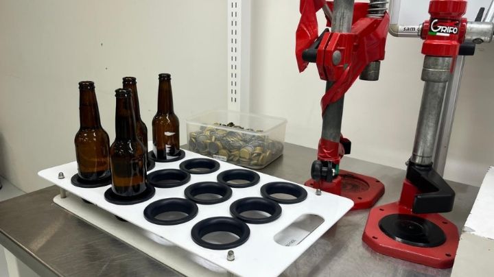 Entre prisas y retos: así se trabaja en un laboratorio de embotelladoras