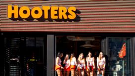 Preparan película inspirada en la creación del restaurante Hooters