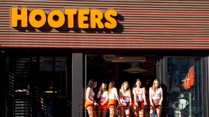 Preparan película inspirada en la creación del restaurante Hooters