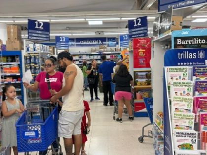 Abarrotan padres de familia el Centro para comprar útiles escolares