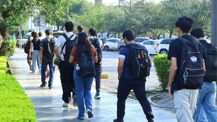 Universitarios enfrentan largos traslados para llegar a su primer día de clases