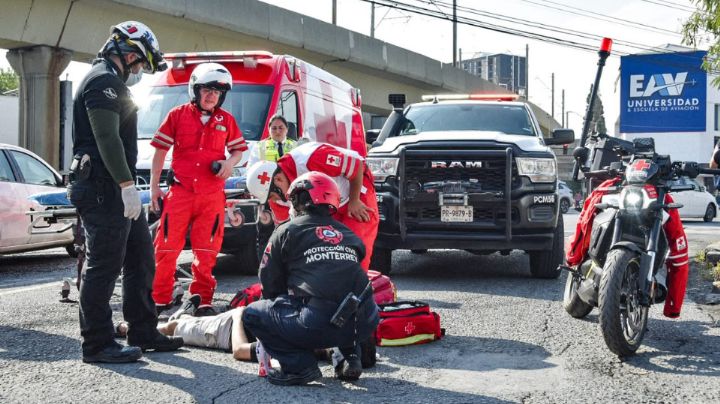 Motociclista atropella a peatón en colonia Mitras Centro en Monterrey