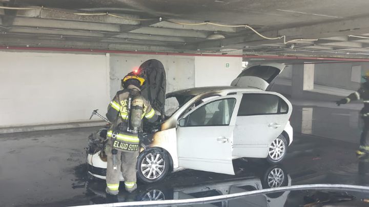 Desalojan hotel en el Centro de Monterrey por incendio en el estacionamiento