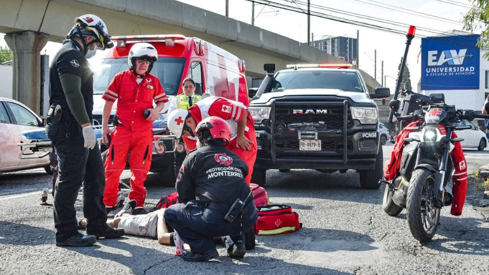 Paramédicos auxilian a persona atropellada | Protección Civil de Monterrey