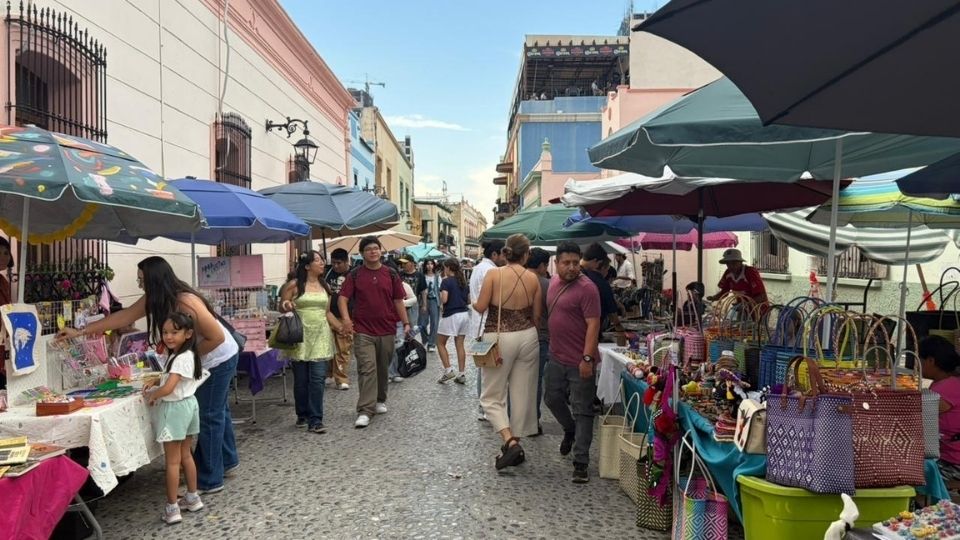 Ni el calor apaga los domingos en Barrio Antiguo