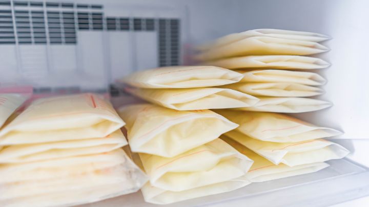 ¿La leche materna cambia de color? Expertos explican cuándo es completamente normal