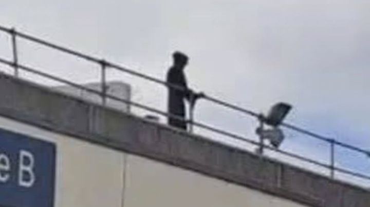 Detienen a hombre por disfrazarse de la muerte en un hospital de Gales