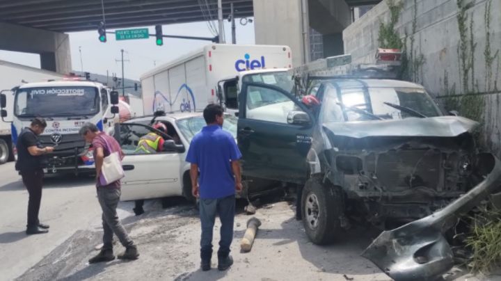 Camión repartidor de agua se queda sin frenos y choca a 2 vehículos en San Pedro; hay 4 heridos