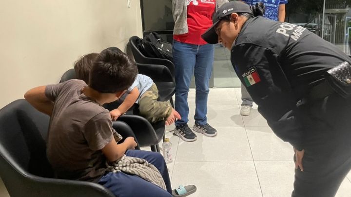Madre abandona a sus hijos en estacionamiento del Centro de Monterrey