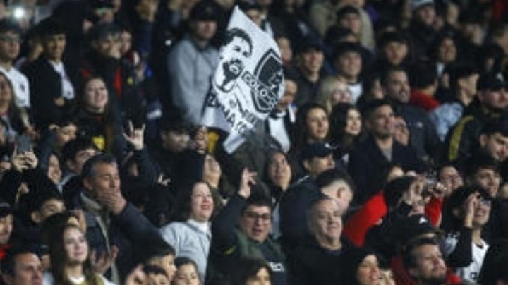 Vozinha recibe apoyo de la afición de Colo Colo antes de su debut en Chile