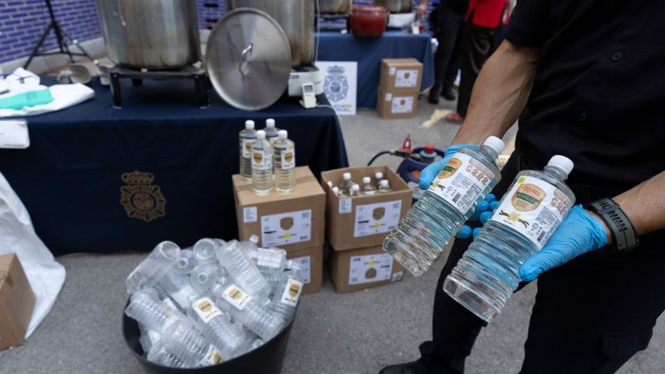 Desmantelan célula del CJNG en España; movían droga en botellas de vainilla