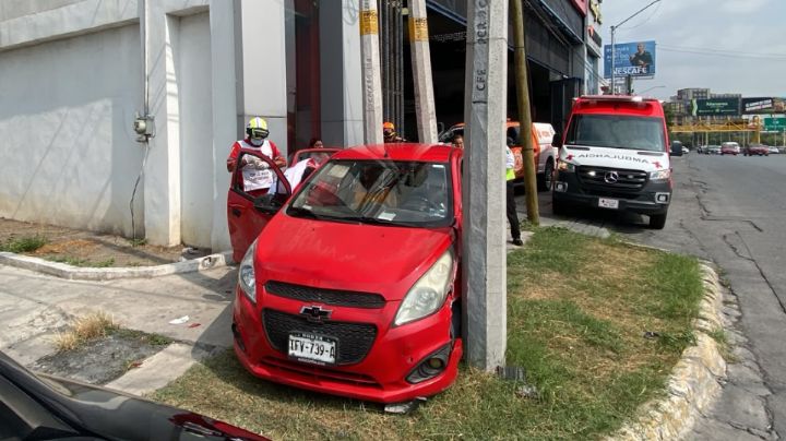 Auto se sube a la banqueta y se estrella con poste de luz en avenida Garza Sada
