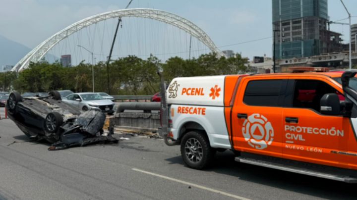 Mujer pierde el control de su auto y termina volcada en Morones Prieto, Monterrey