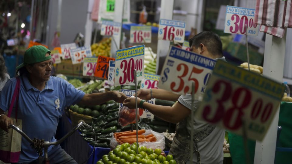 Fotografía del 9 de julio de 2026 de una persona comprando alimentos en el mercado de Jamaica, de la Ciudad de México (México).