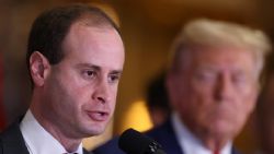 Designa Trump a Will Scharf como su nuevo asistente