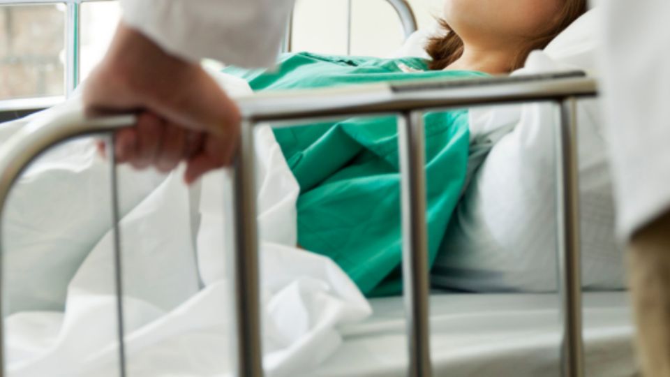 Niña hospitalizada (representación).
