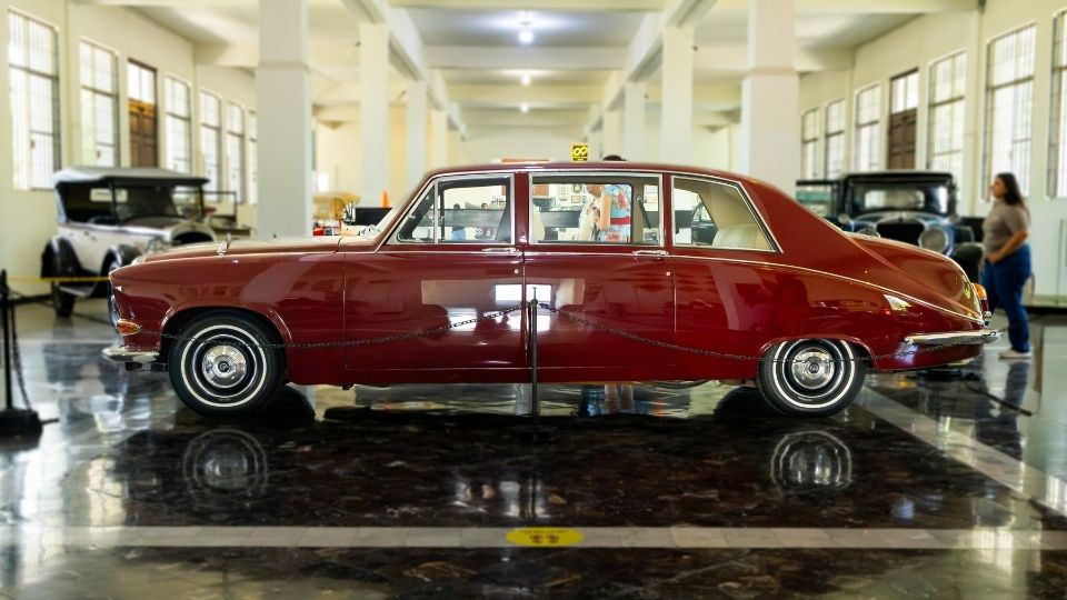 Exhiben en Monterrey auto que transportó a la Reina Isabel en 1975