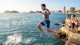 ¿Por farmear aura? Joven se lanza a laguna con cocodrilos en Mazatlán