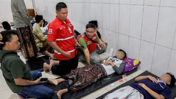 Hospitalizan a más de 500 niños por intoxicarse con comida escolar gratuita en Indonesia
