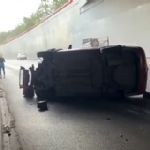 Auto termina volcado tras choque en Av. Israel Cavazos en Guadalupe