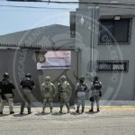 Catean inmueble en San Jerónimo; aseguran cinco camionetas