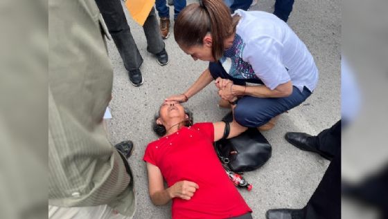 Auxilia Sheinbaum a mujer que se cayó durante un recorrido en SLP