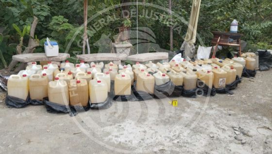 Catean inmueble en Santiago y aseguran 50 bidones con hidrocarburo