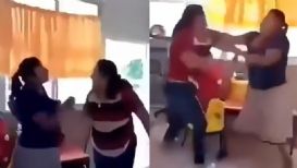 ¡No me va a empujar!: Captan en VIDEO a maestra y madre de familia peleando a golpes en salón