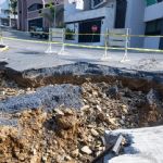 Fuertes lluvias vuelven a destrozar calle en remodelación en Satélite