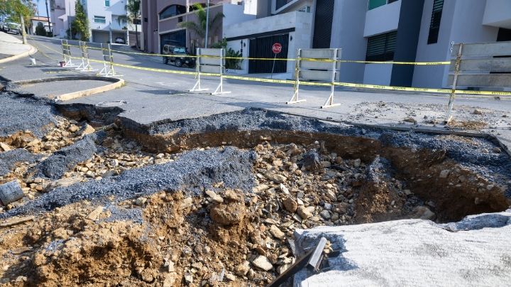 Fuertes lluvias vuelven a destrozar calle en remodelación en Satélite